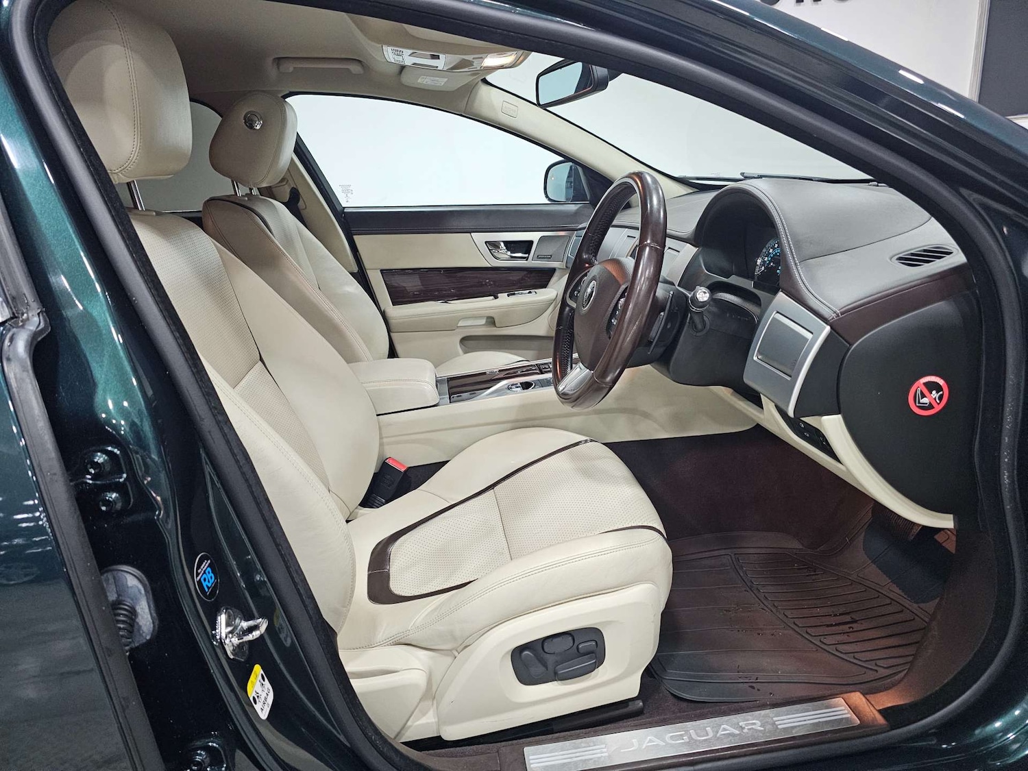 Used Jaguar XF 2015 for sale - 76972313: Photo 3