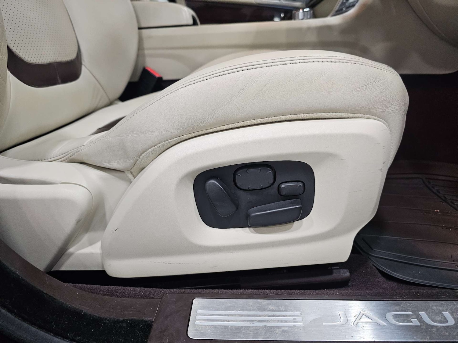 Used Jaguar XF 2015 for sale - 76972313: Photo 35