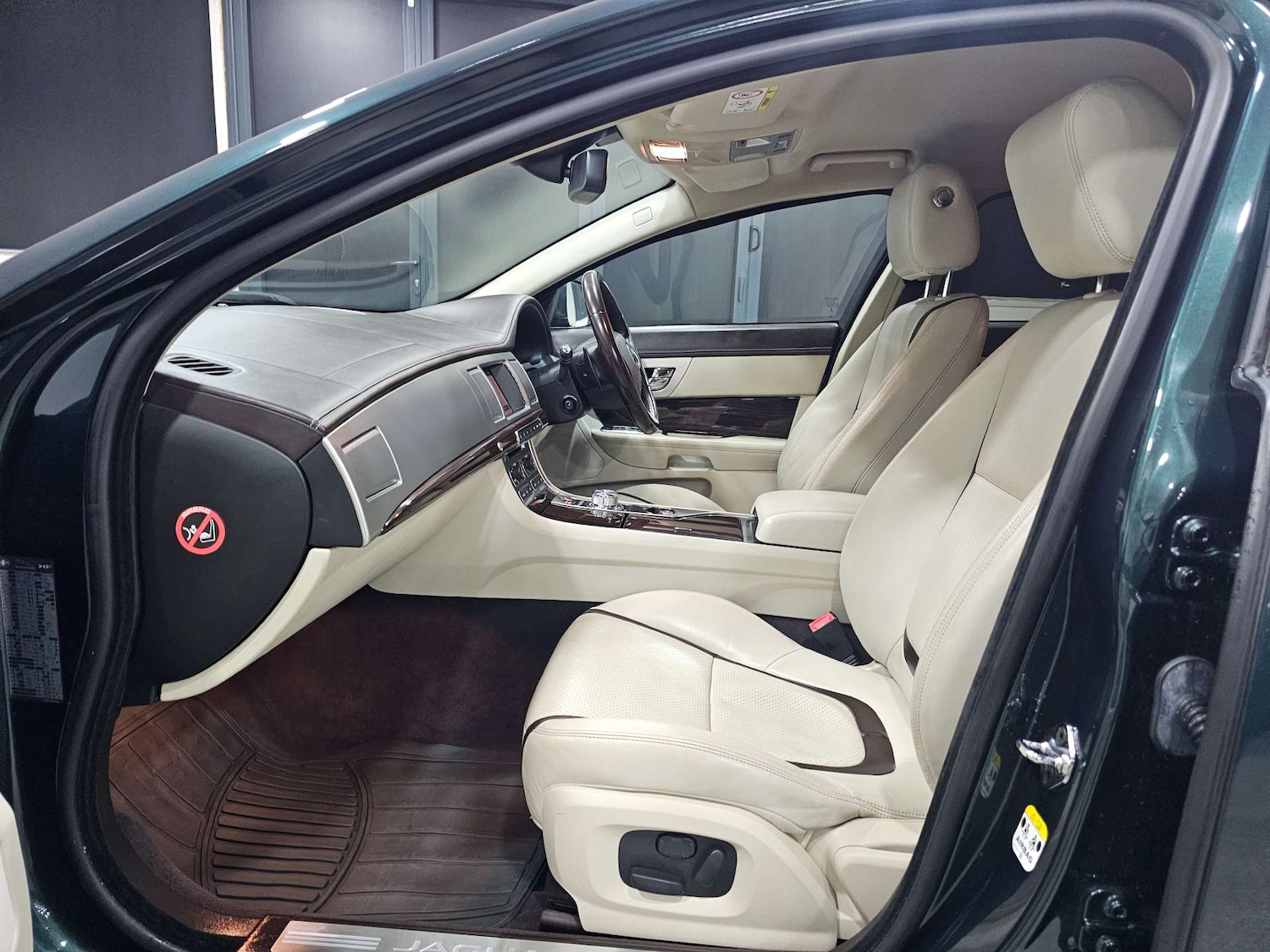 Used Jaguar XF 2015 for sale - 76972313: Photo 92