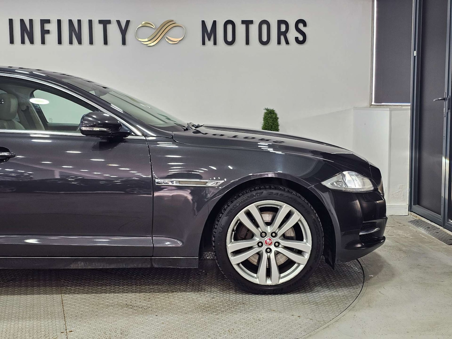 Used Jaguar XJ 2014 for sale - 77318484: Photo 36