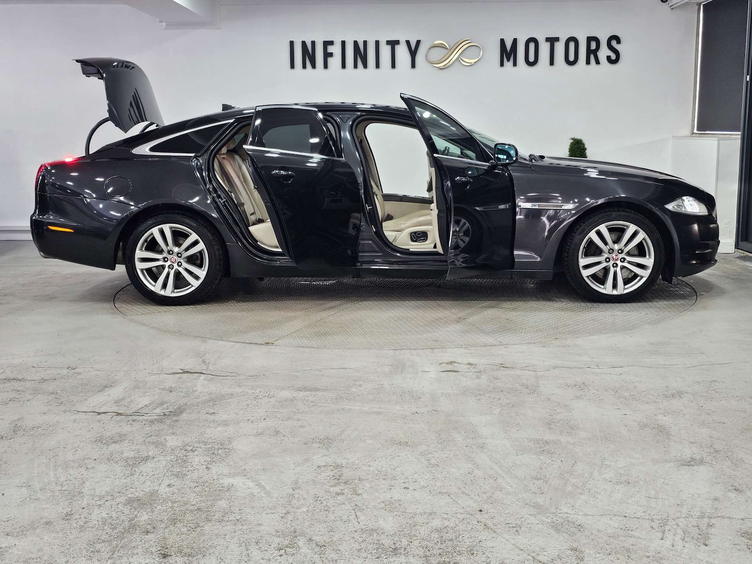 Used Jaguar XJ 2014 for sale - 77318484: Photo 42