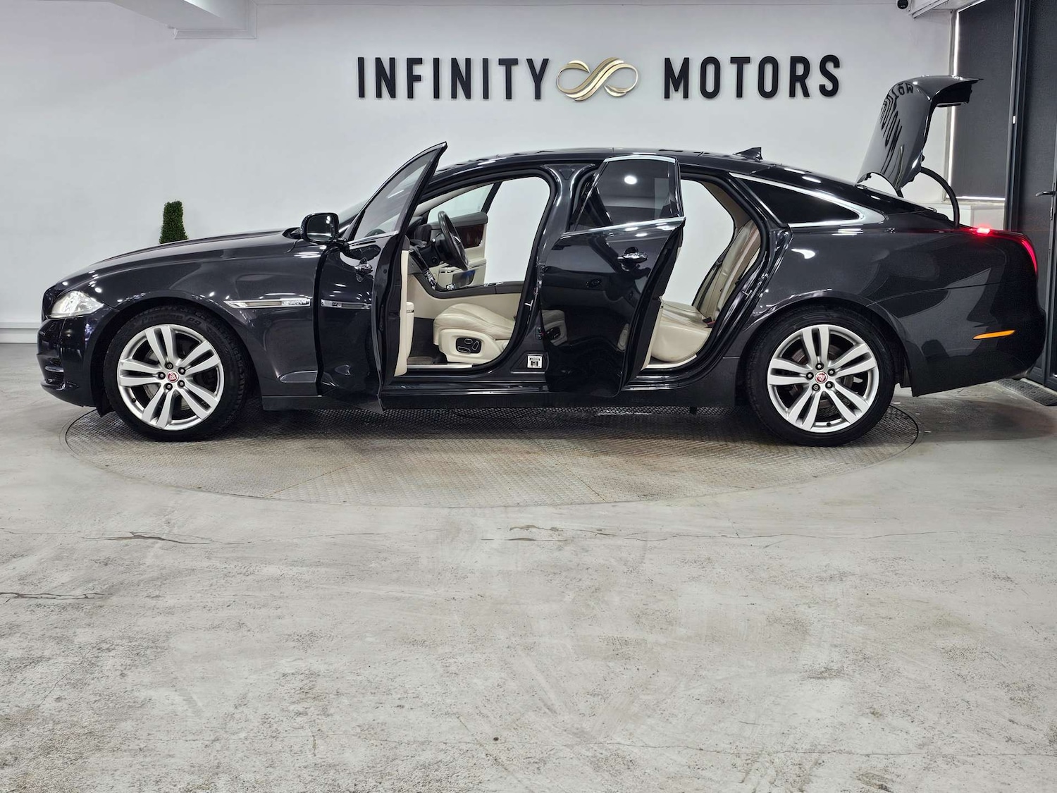 Used Jaguar XJ 2014 for sale - 77318484: Photo 46