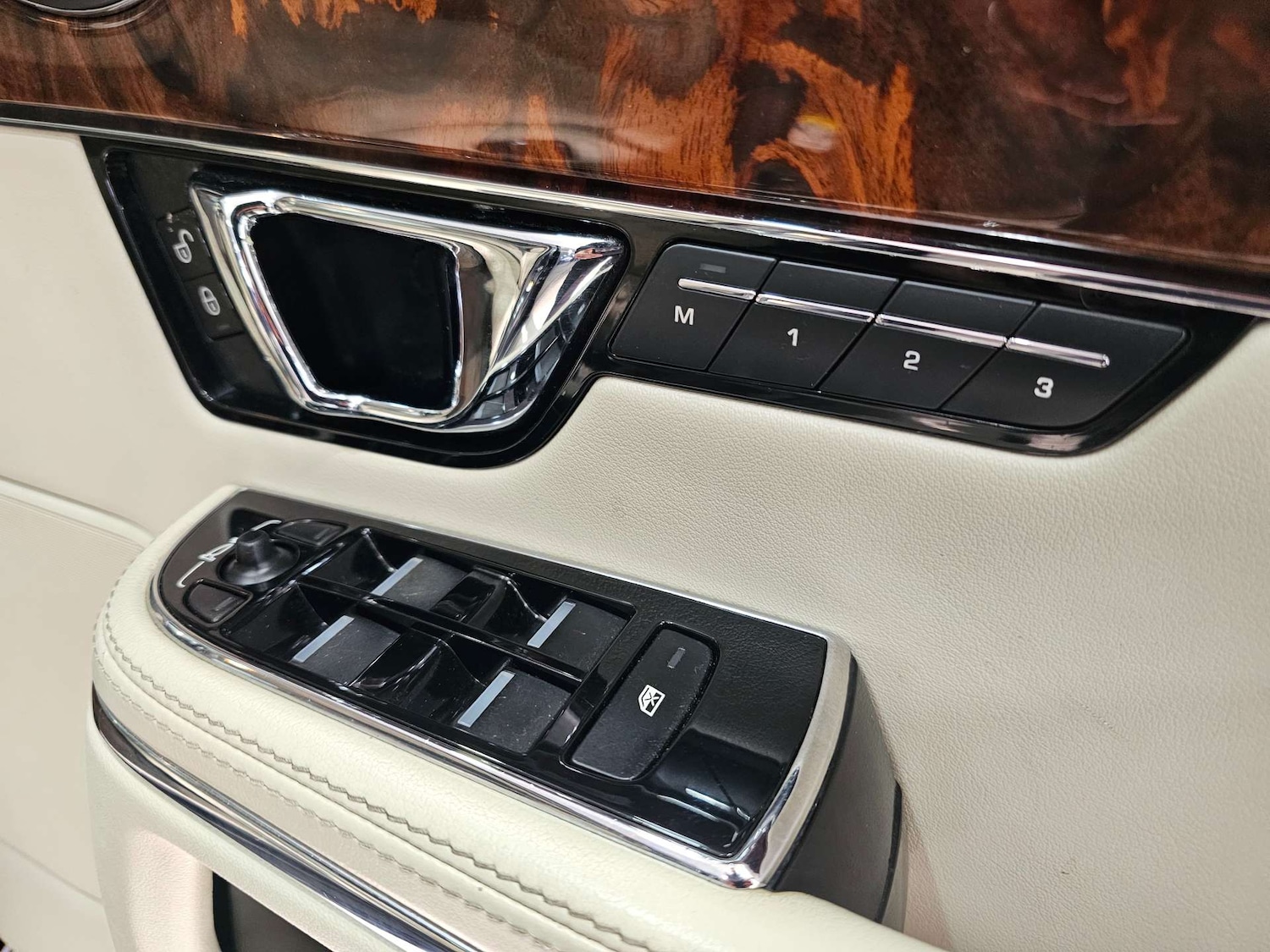 Used Jaguar XJ 2014 for sale - 77318484: Photo 51