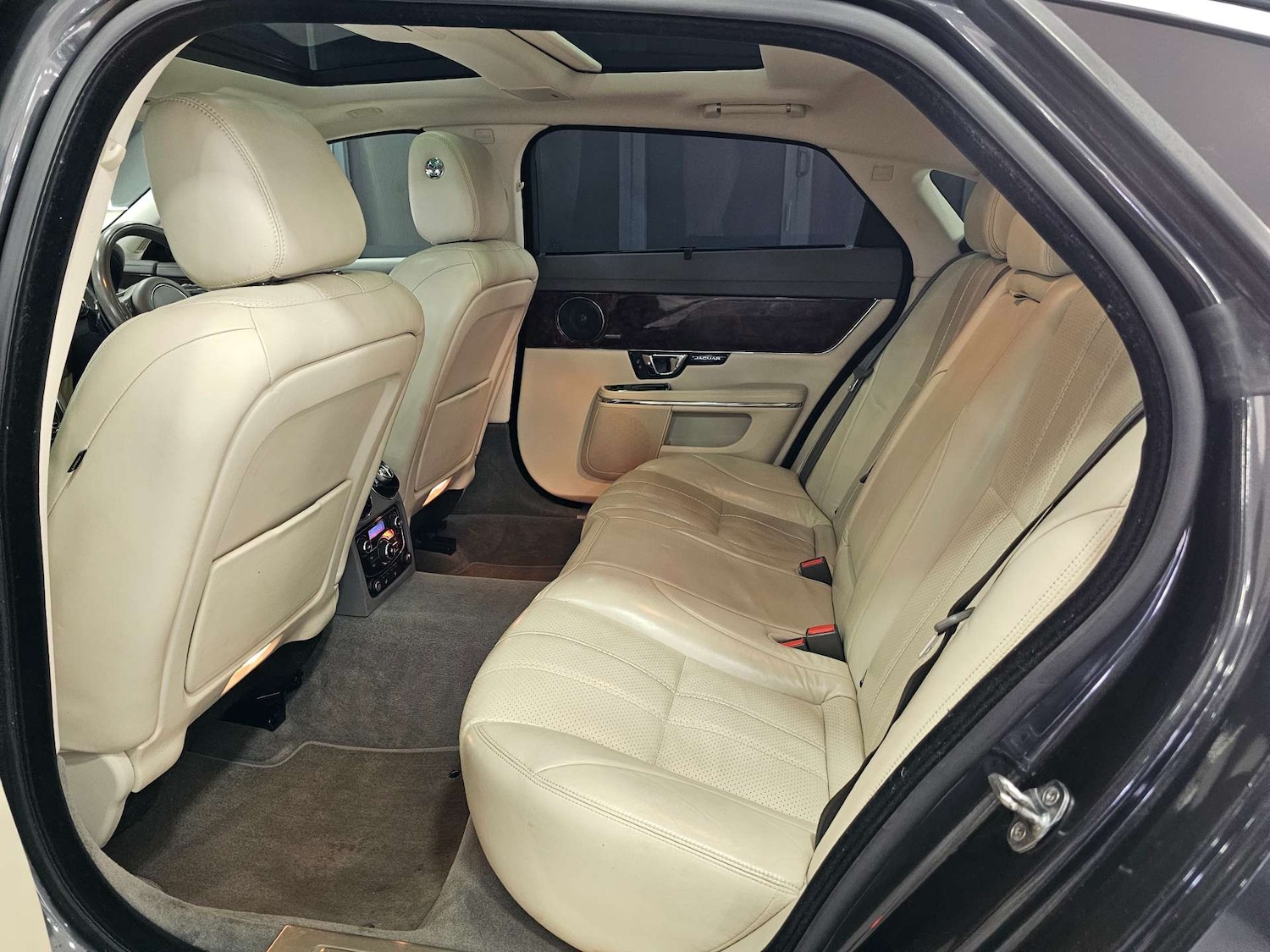 Used Jaguar XJ 2014 for sale - 77318484: Photo 90