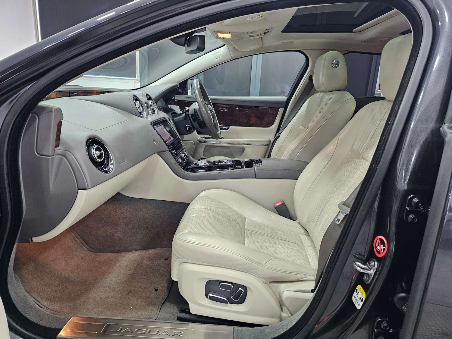 Used Jaguar XJ 2014 for sale - 77318484: Photo 95