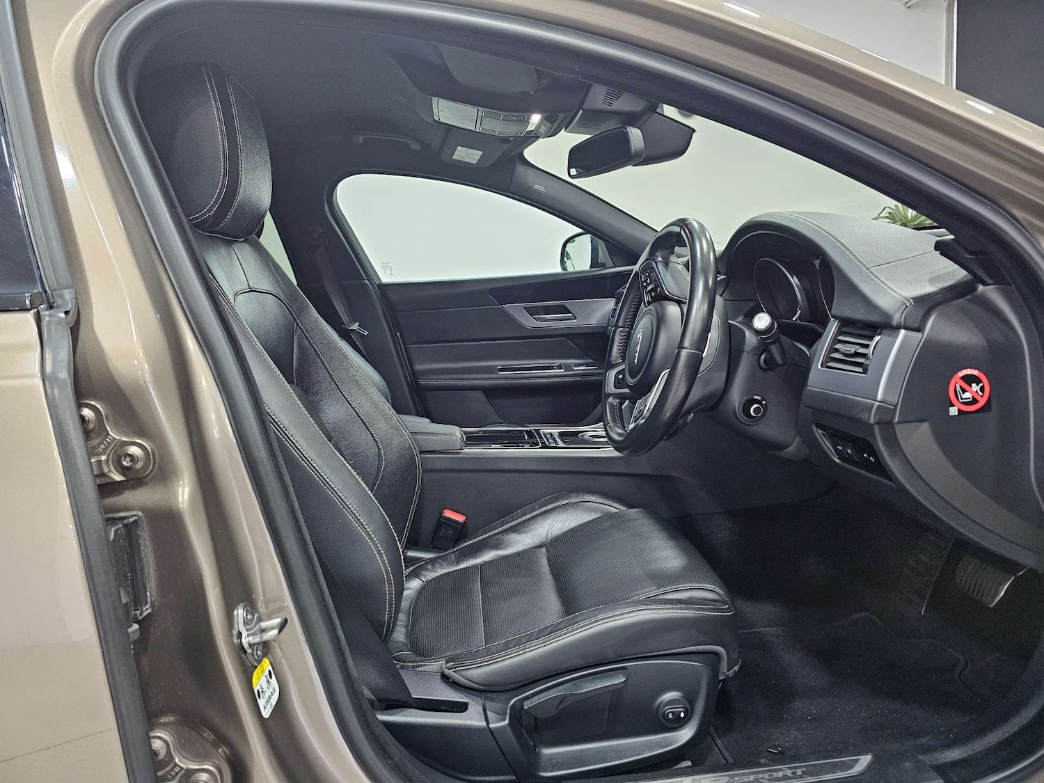 Used Jaguar XF 2016 for sale - 77745463: Photo 3