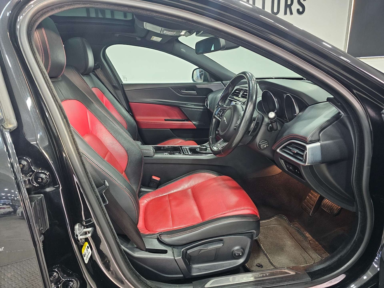 Used Jaguar XE 2016 for sale - 76972450: Photo 5