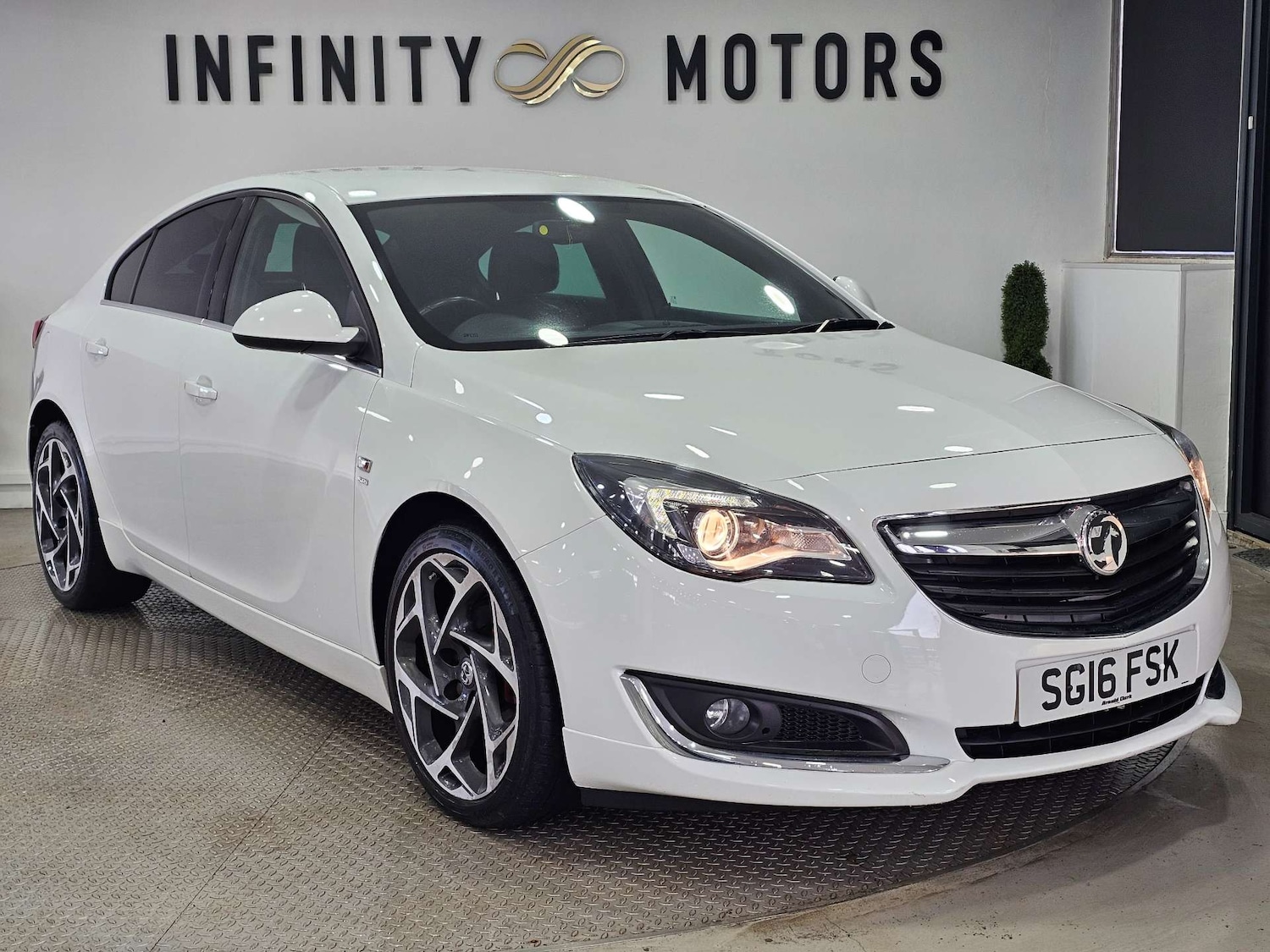 Used Vauxhall Insignia 2016 for sale - 77378408: Photo 1