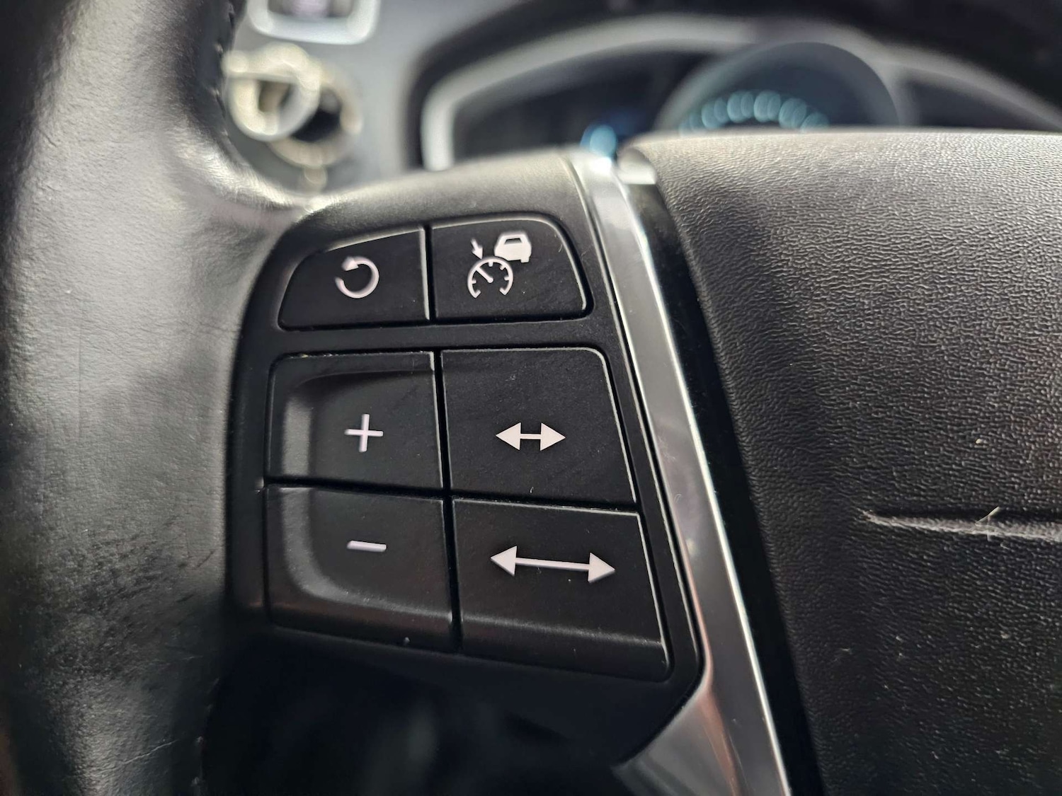 Used Volvo V40 2014 for sale - 78196832: Photo 49