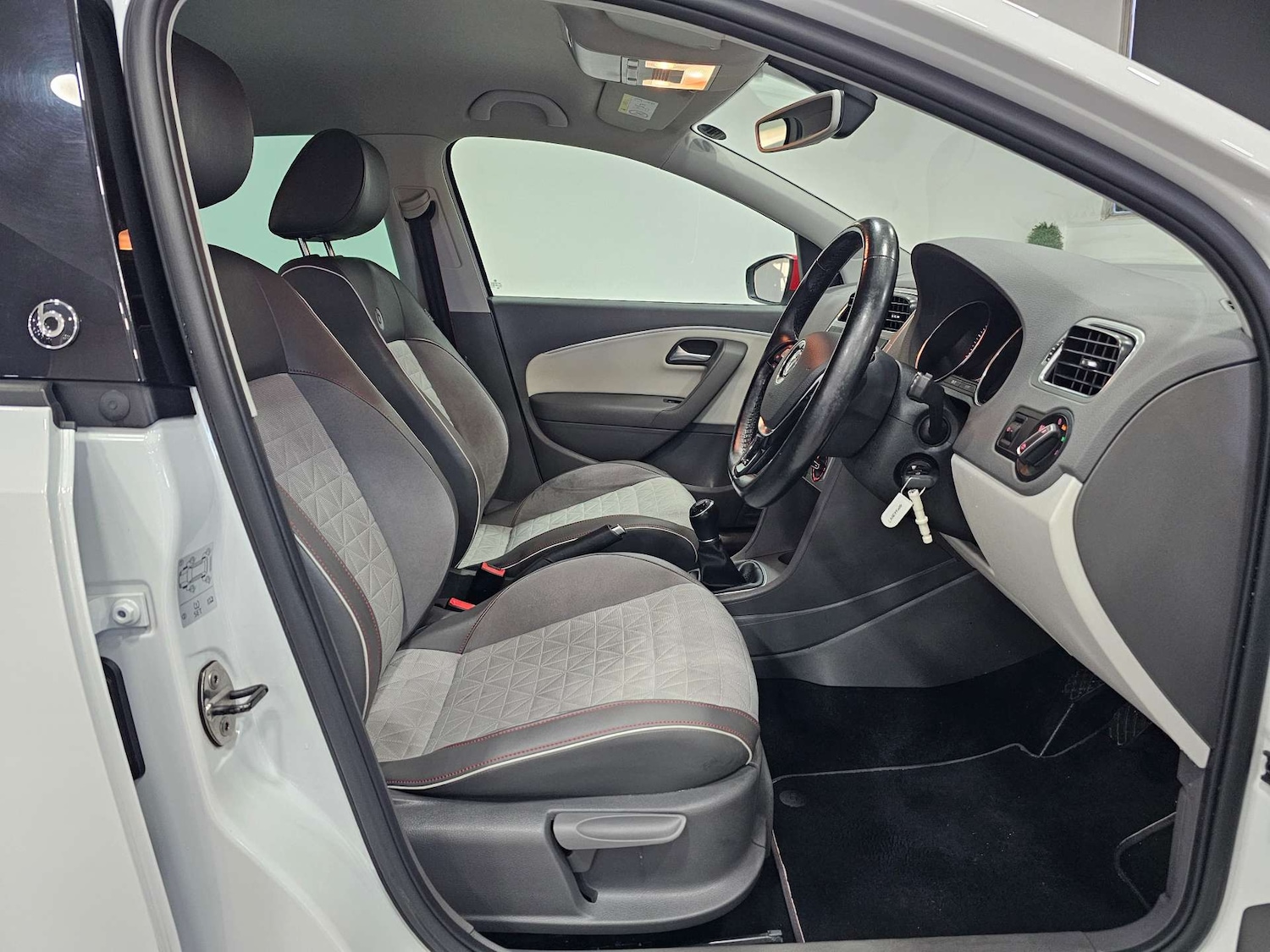 Used Volkswagen Polo 2017 for sale - 77236283: Photo 2