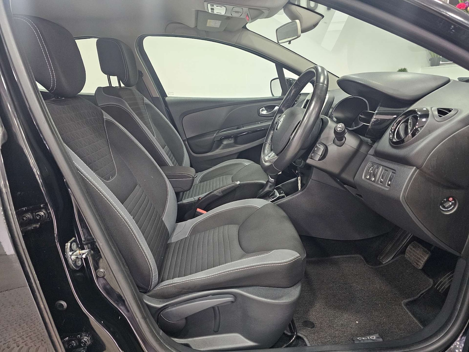 Used Renault Clio 2016 for sale - 76972356: Photo 3