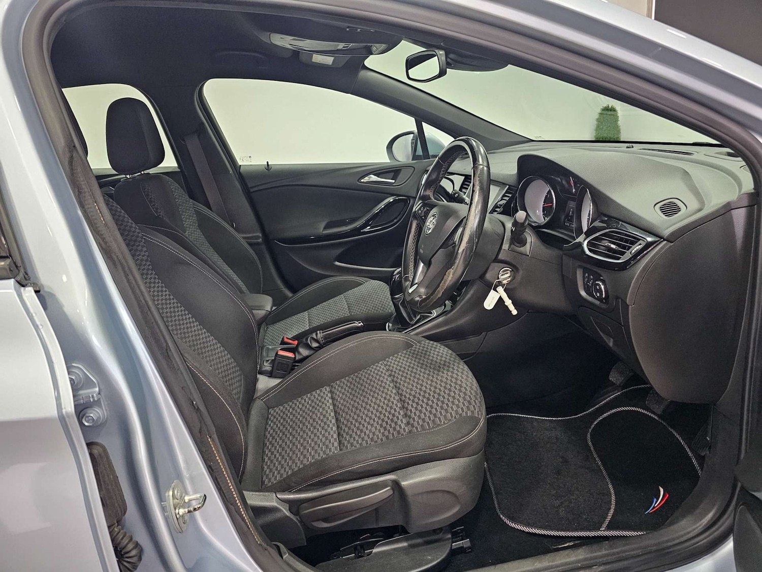 Used Vauxhall Astra 2017 for sale - 76972379: Photo 2