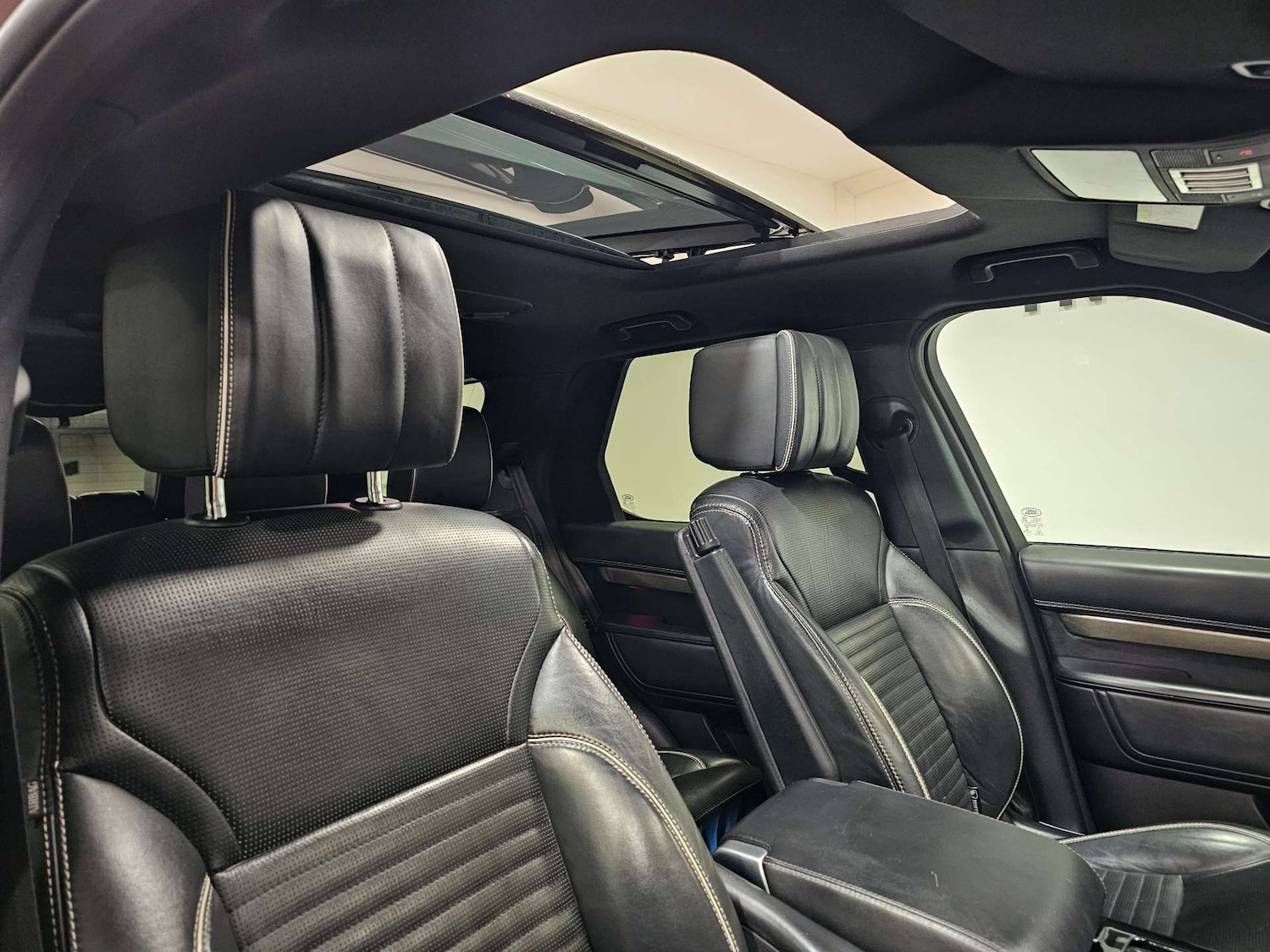 Used Land Rover Discovery 2017 for sale - 78055132: Photo 3