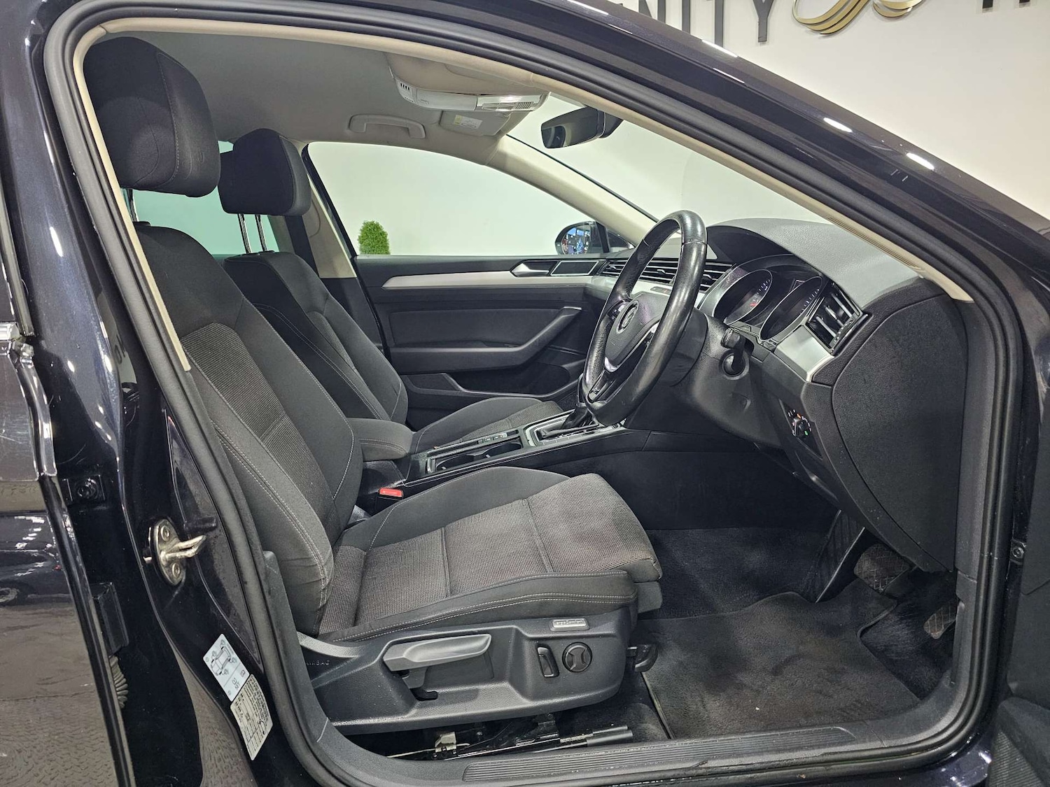 Used Volkswagen Passat 2017 for sale - 77547690: Photo 2