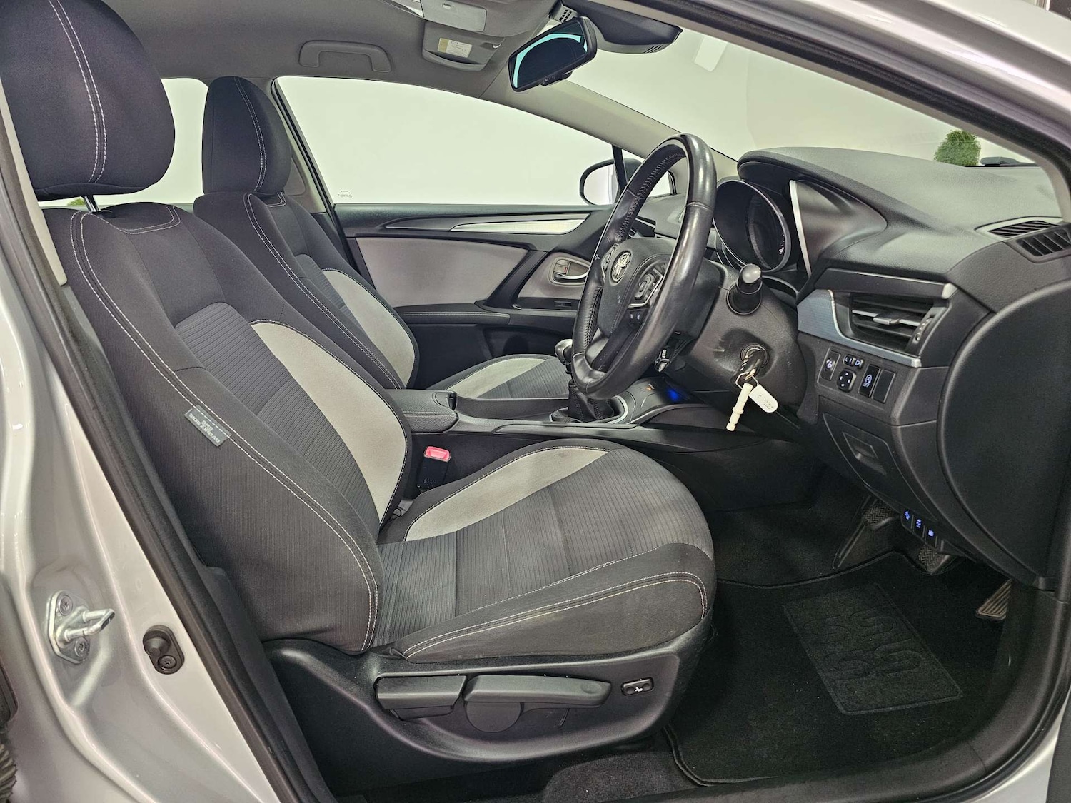 Used Toyota Avensis 2015 for sale - 77417605: Photo 2