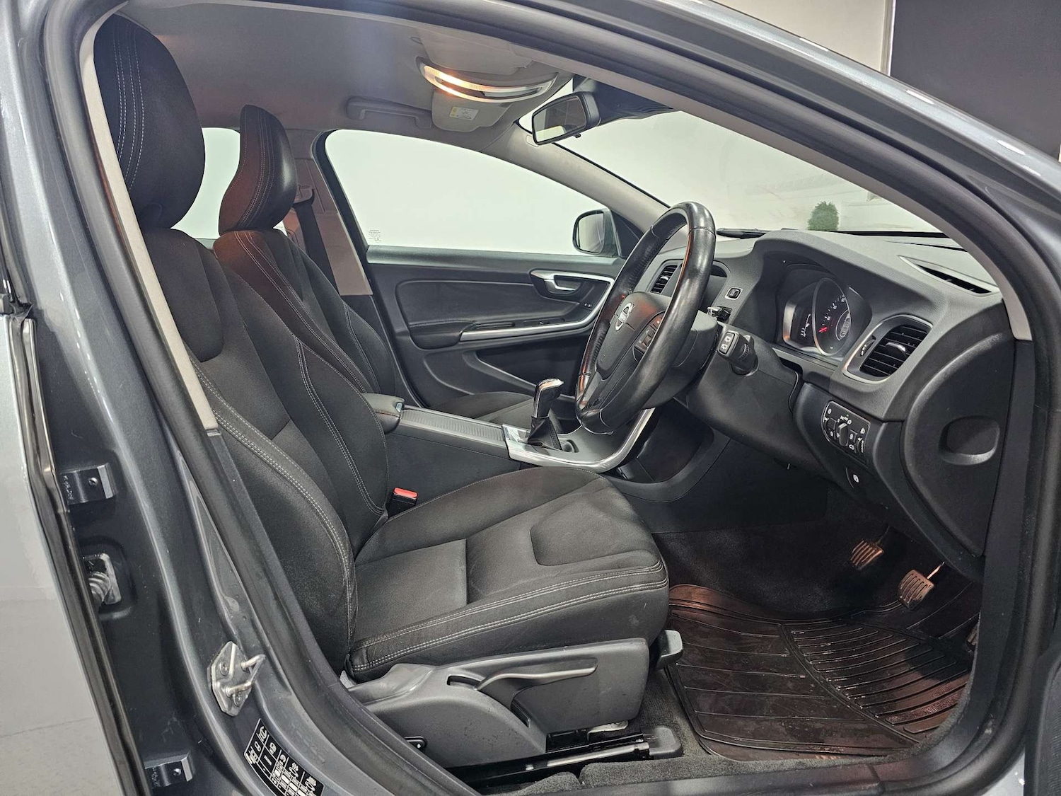 Used Volvo V60 2018 for sale - 77420191: Photo 3