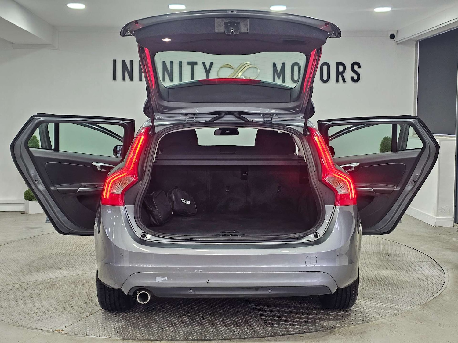 Used Volvo V60 2018 for sale - 77420191: Photo 49