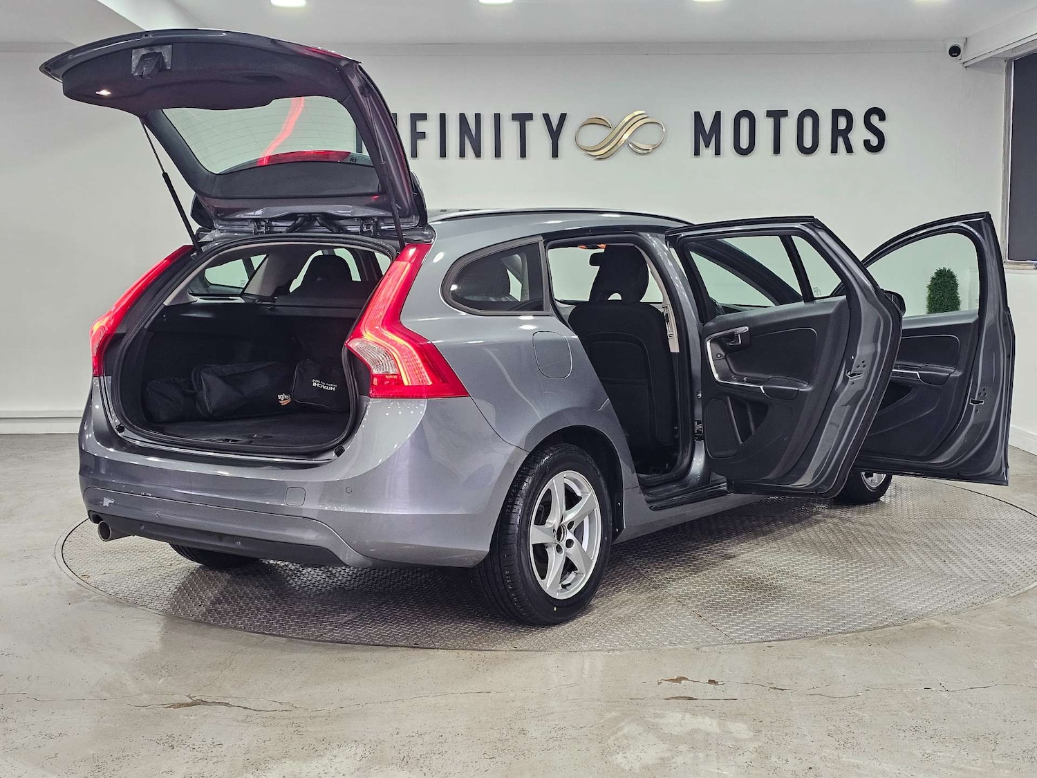 Used Volvo V60 2018 for sale - 77420191: Photo 50