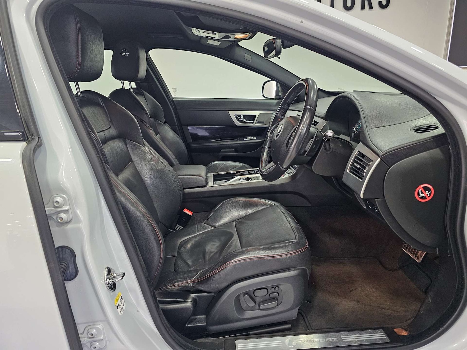 Used Jaguar XF 2015 for sale - 76972381: Photo 3