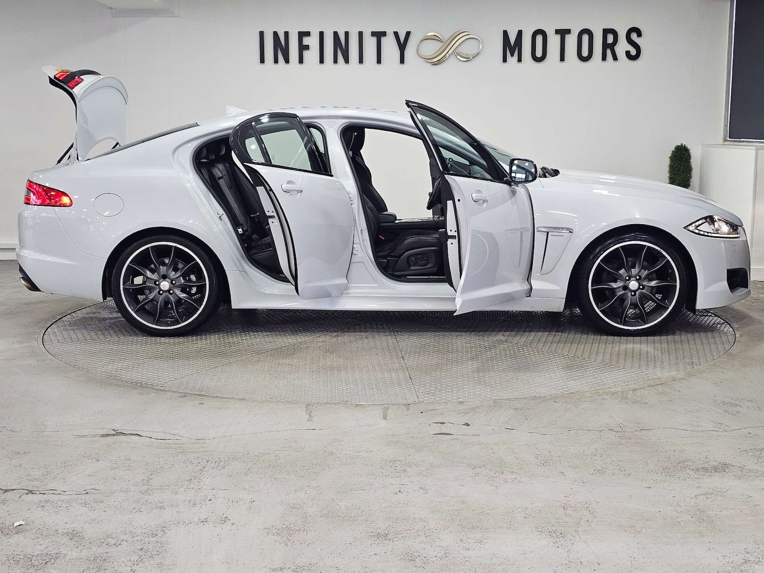 Used Jaguar XF 2015 for sale - 76972381: Photo 42