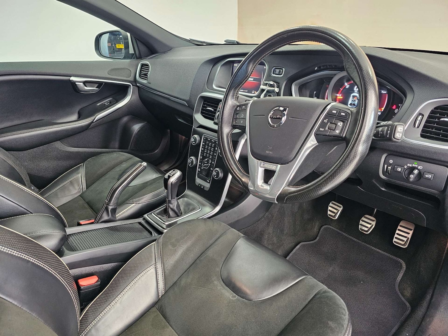 Used Volvo V40 2017 for sale - 78143865: Photo 3