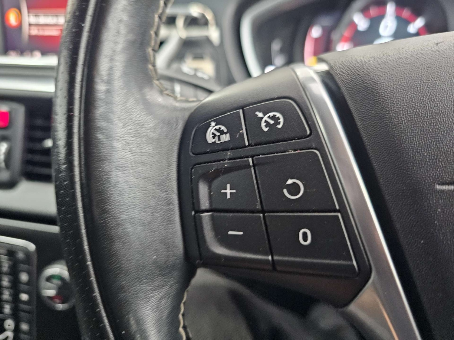 Used Volvo V40 2017 for sale - 78143865: Photo 53