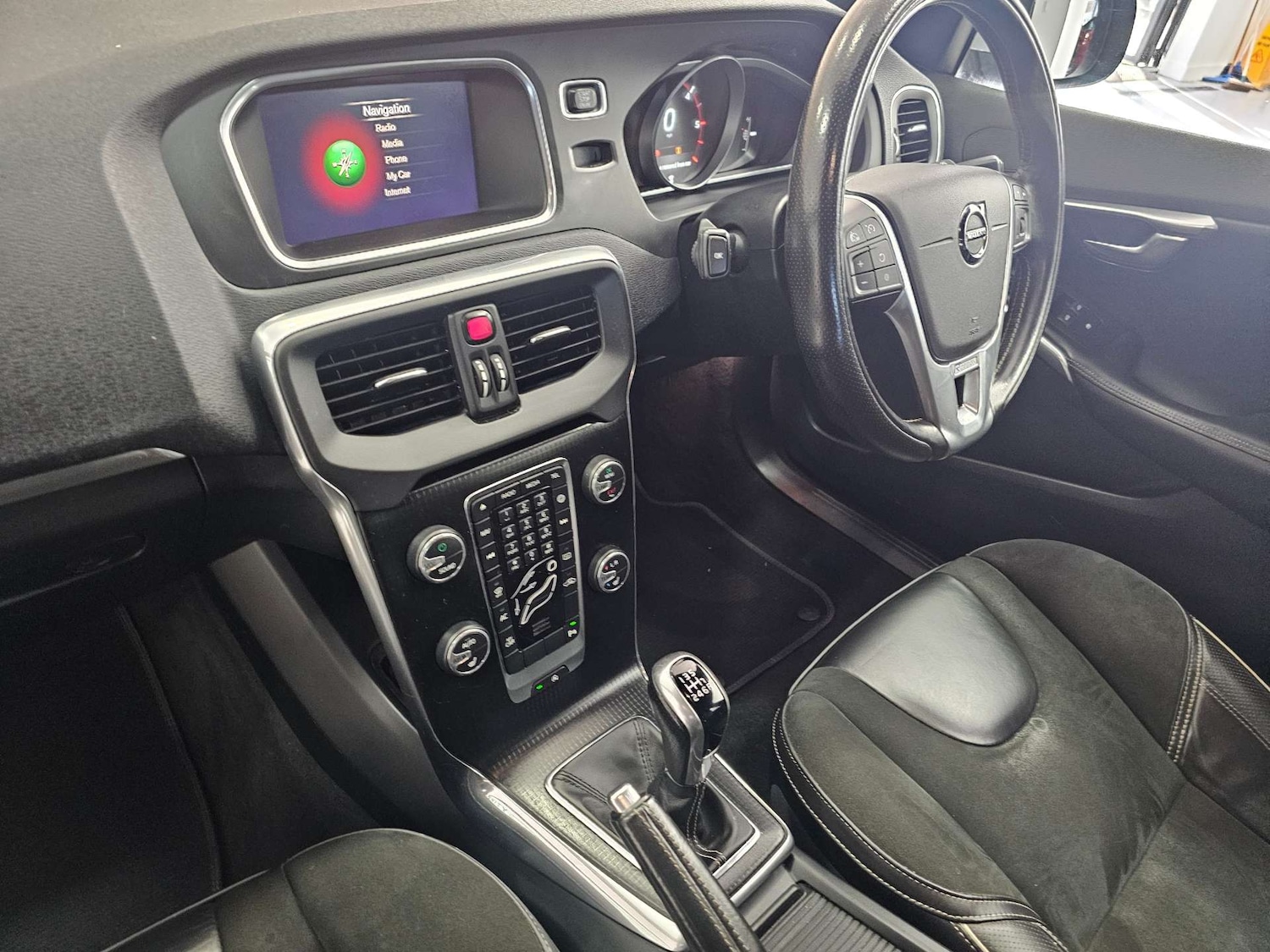 Used Volvo V40 2017 for sale - 78143865: Photo 63