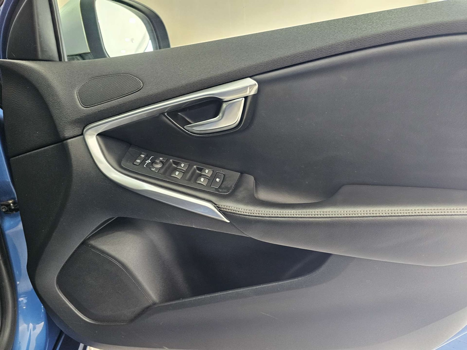 Used Volvo V40 2017 for sale - 78143865: Photo 75