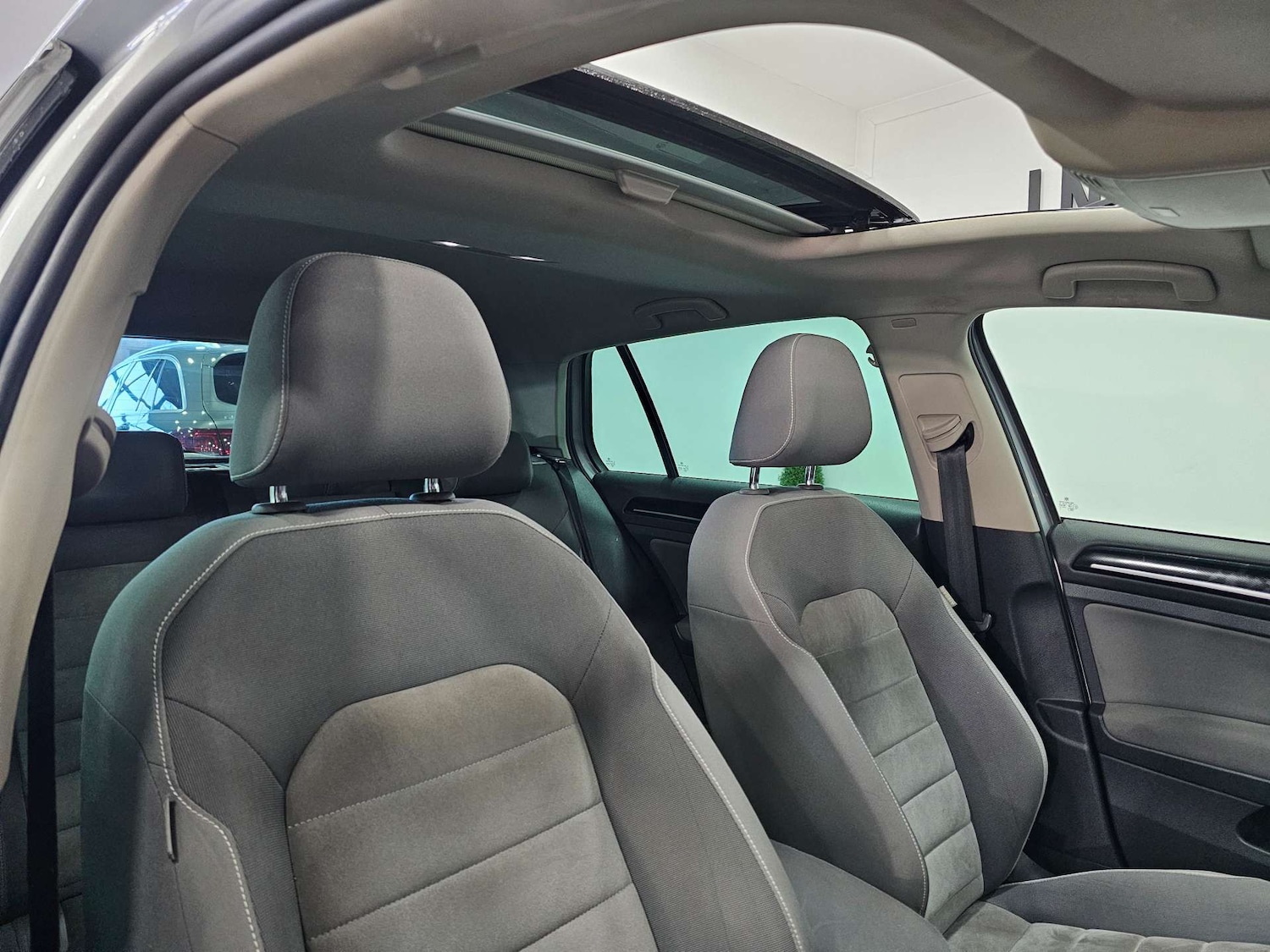 Used Volkswagen Golf 2015 for sale - 77151110: Photo 2