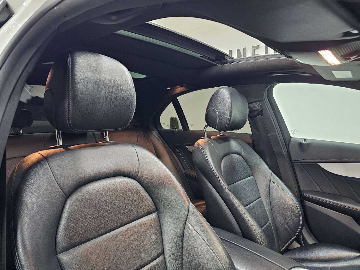 Used Mercedes-Benz C Class 2015 for sale - 76972392: Photo 2