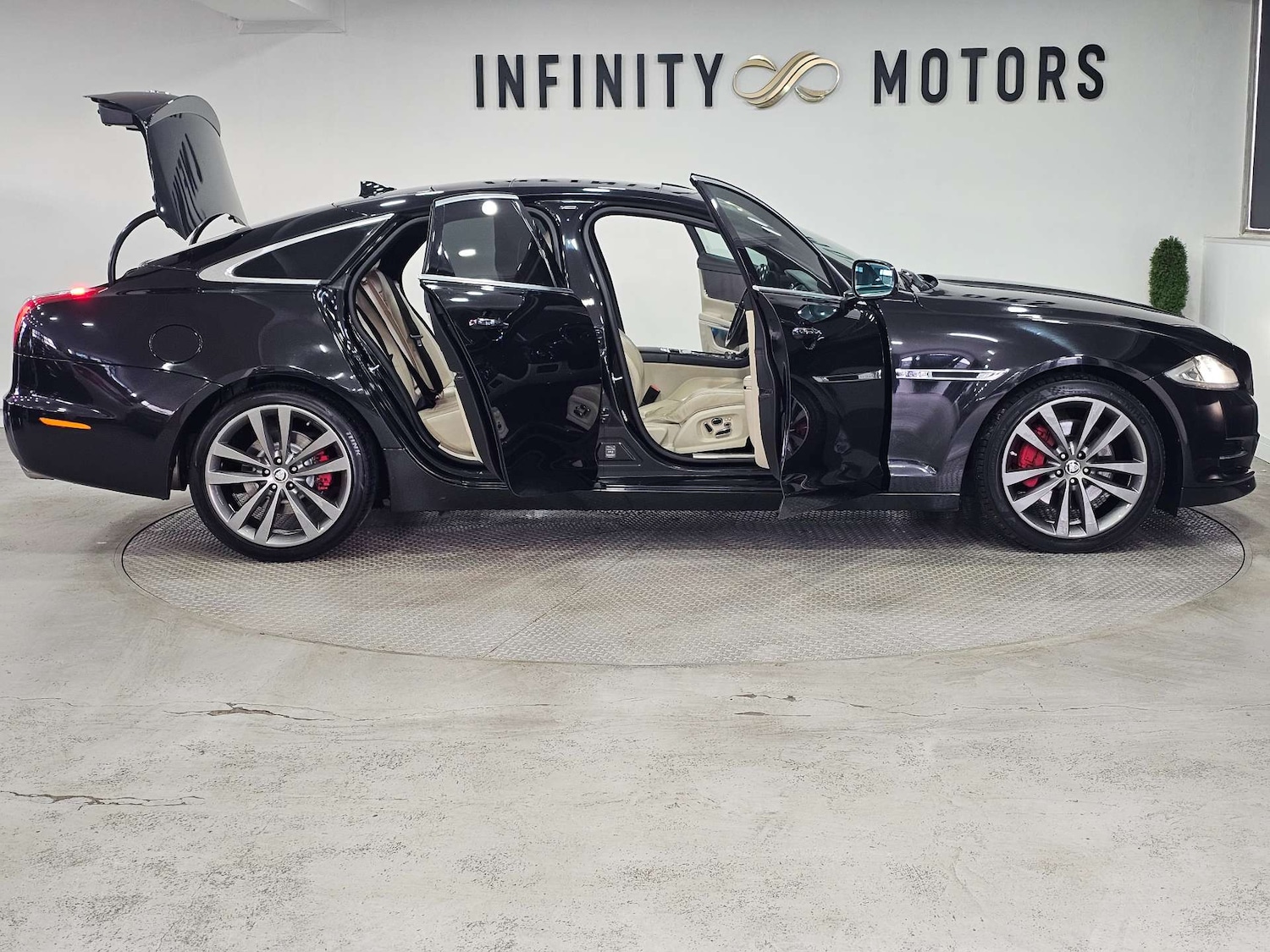 Used Jaguar XJ 2013 for sale - 76972354: Photo 38