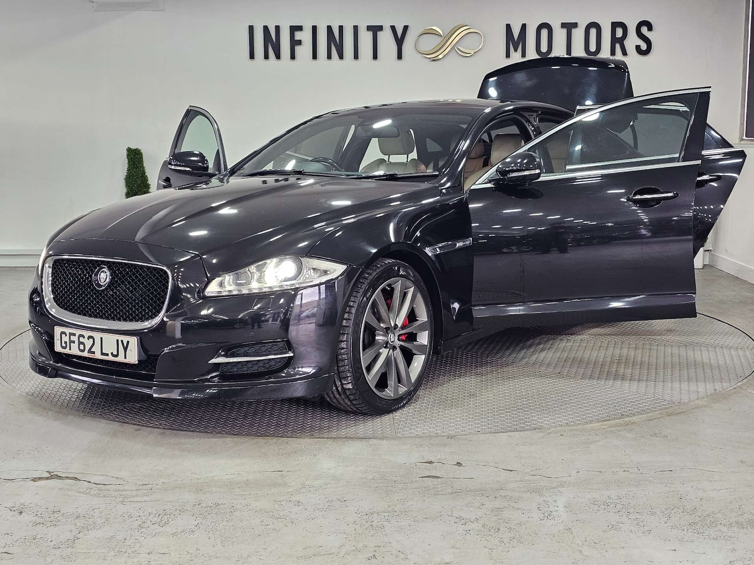 Used Jaguar XJ 2013 for sale - 76972354: Photo 40