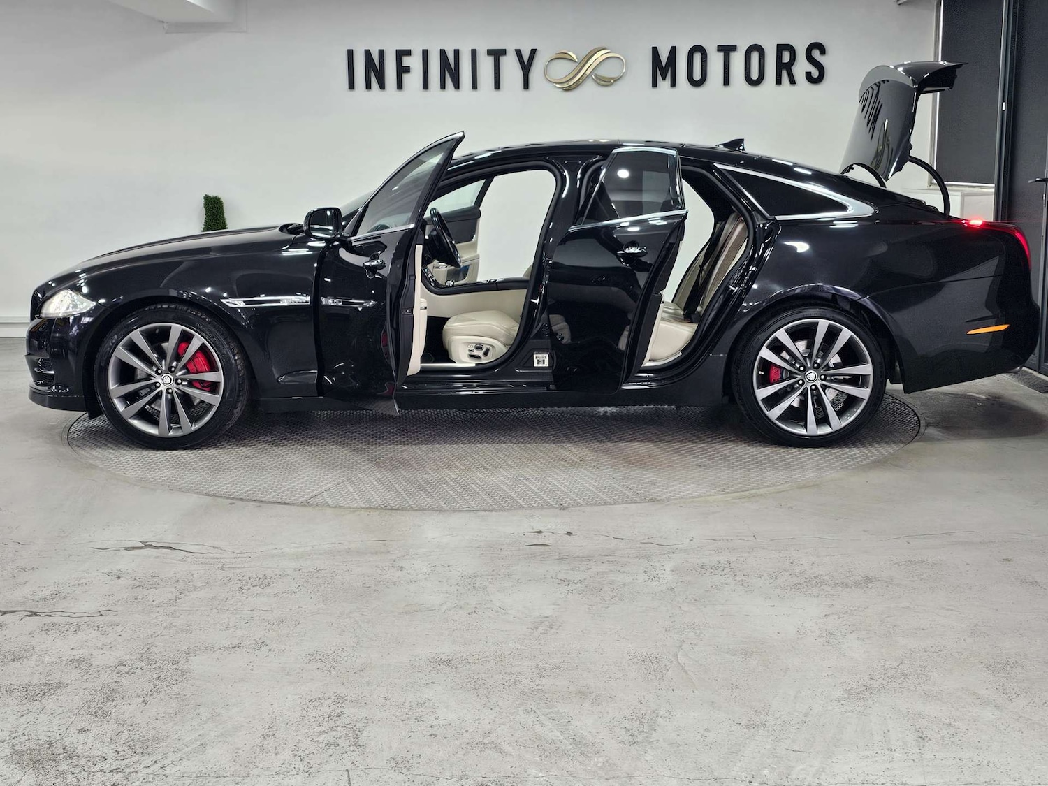 Used Jaguar XJ 2013 for sale - 76972354: Photo 41