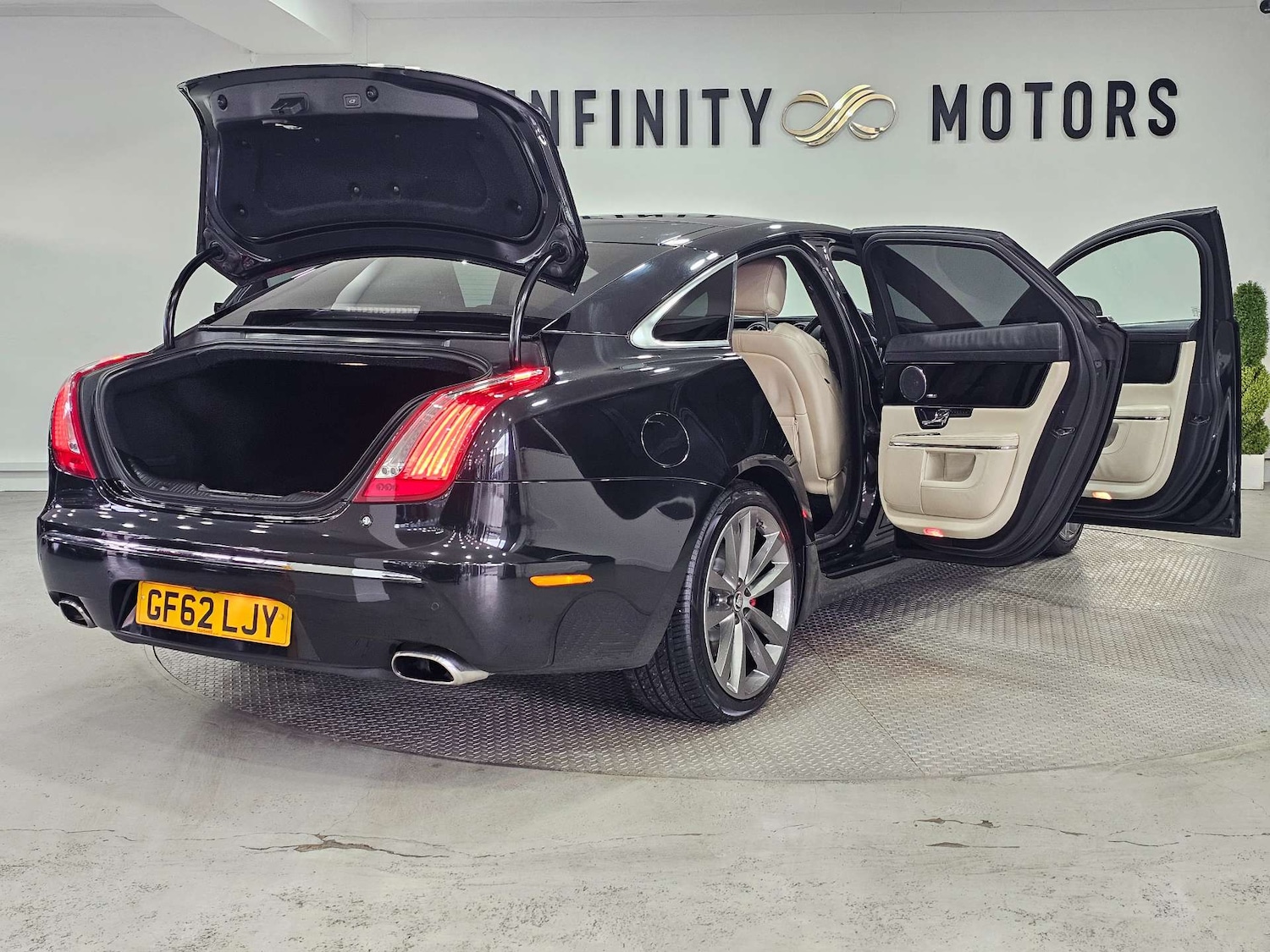 Used Jaguar XJ 2013 for sale - 76972354: Photo 43