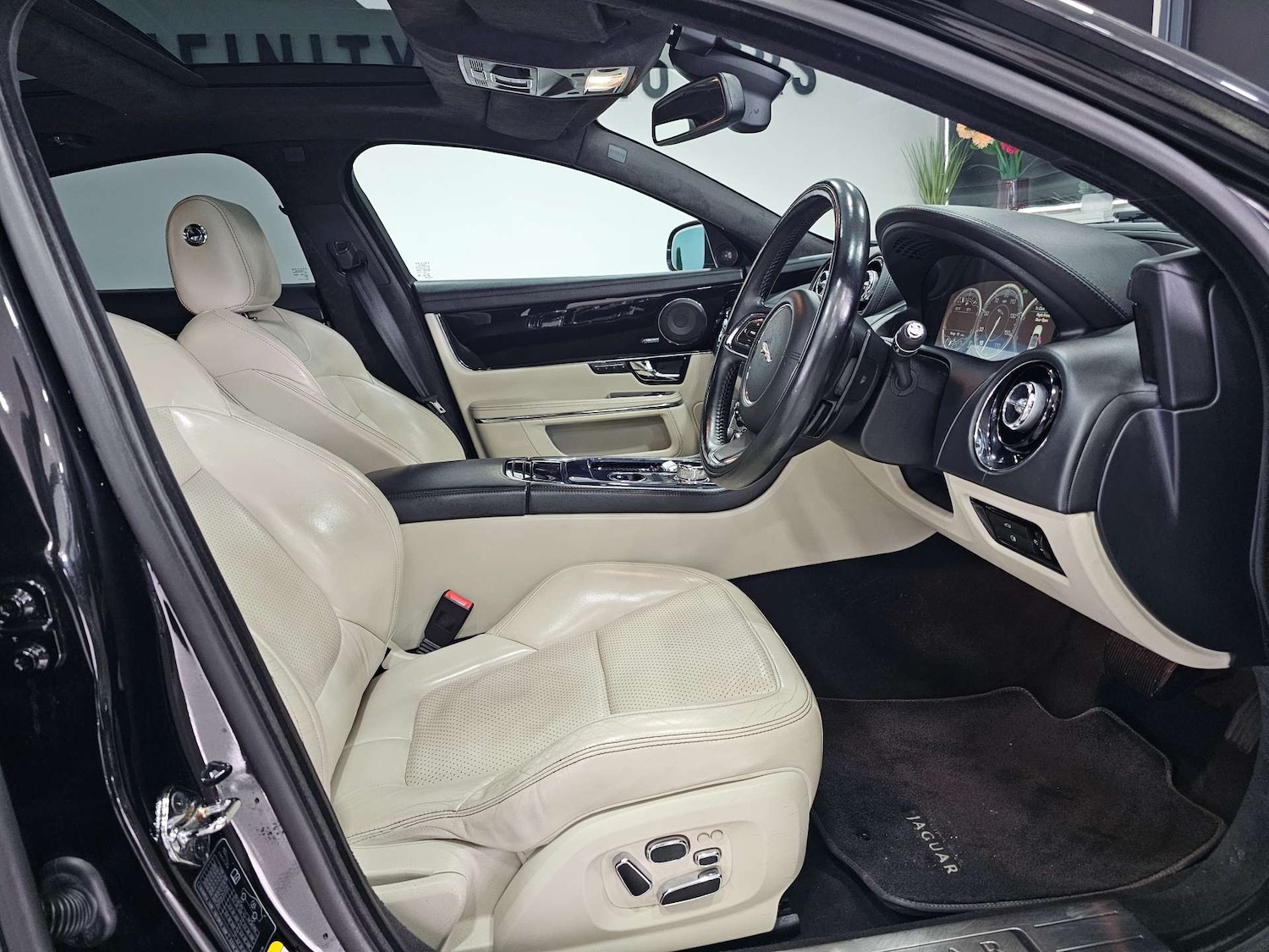 Used Jaguar XJ 2013 for sale - 76972354: Photo 5