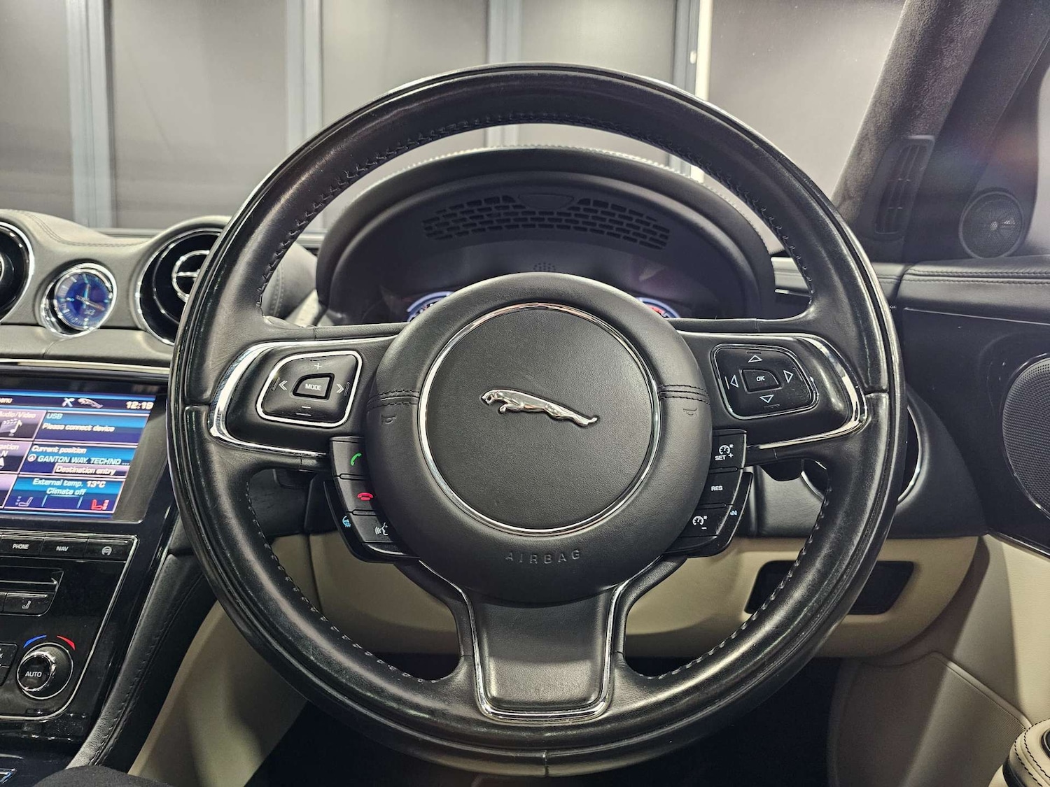 Used Jaguar XJ 2013 for sale - 76972354: Photo 83