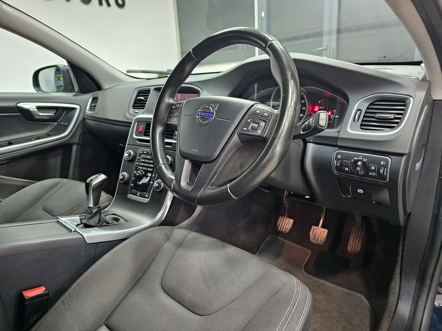 Used Volvo V60 2017 for sale - 76972428: Photo 10