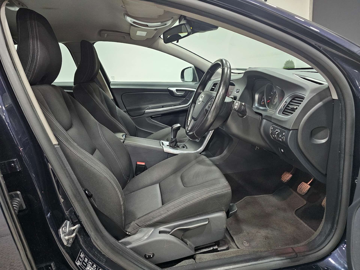 Used Volvo V60 2017 for sale - 76972428: Photo 3