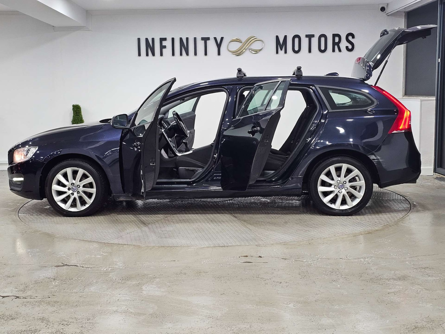 Used Volvo V60 2017 for sale - 76972428: Photo 32