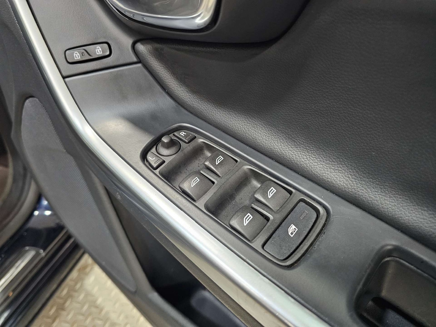 Used Volvo V60 2017 for sale - 76972428: Photo 37