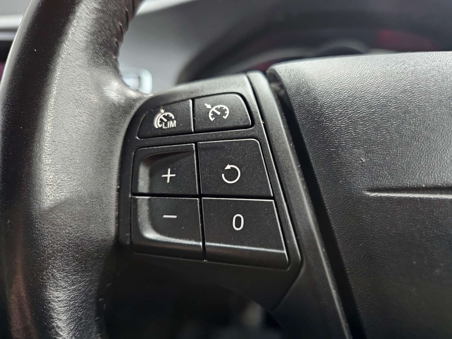 Used Volvo V60 2017 for sale - 76972428: Photo 42