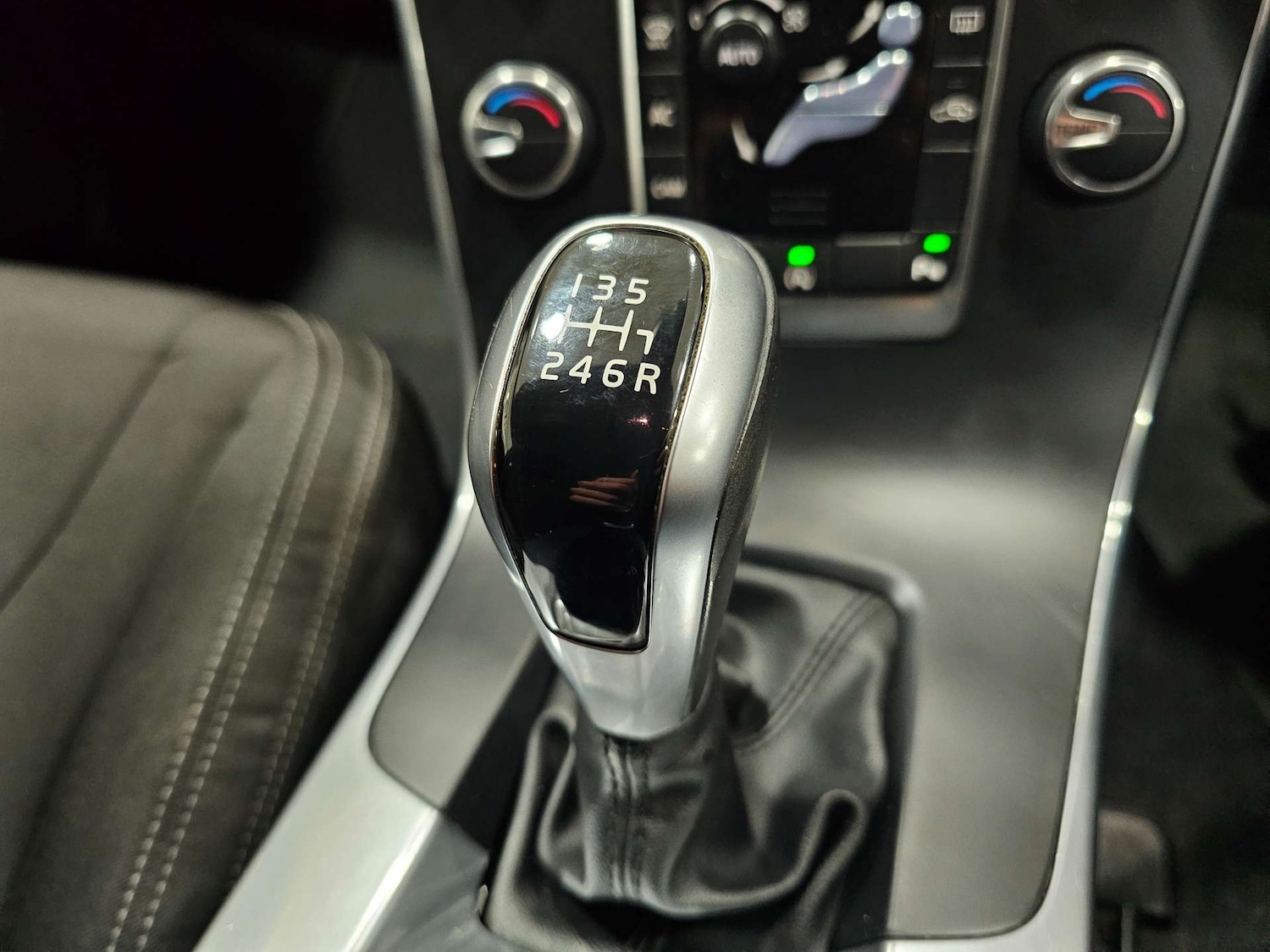 Used Volvo V60 2017 for sale - 76972428: Photo 49