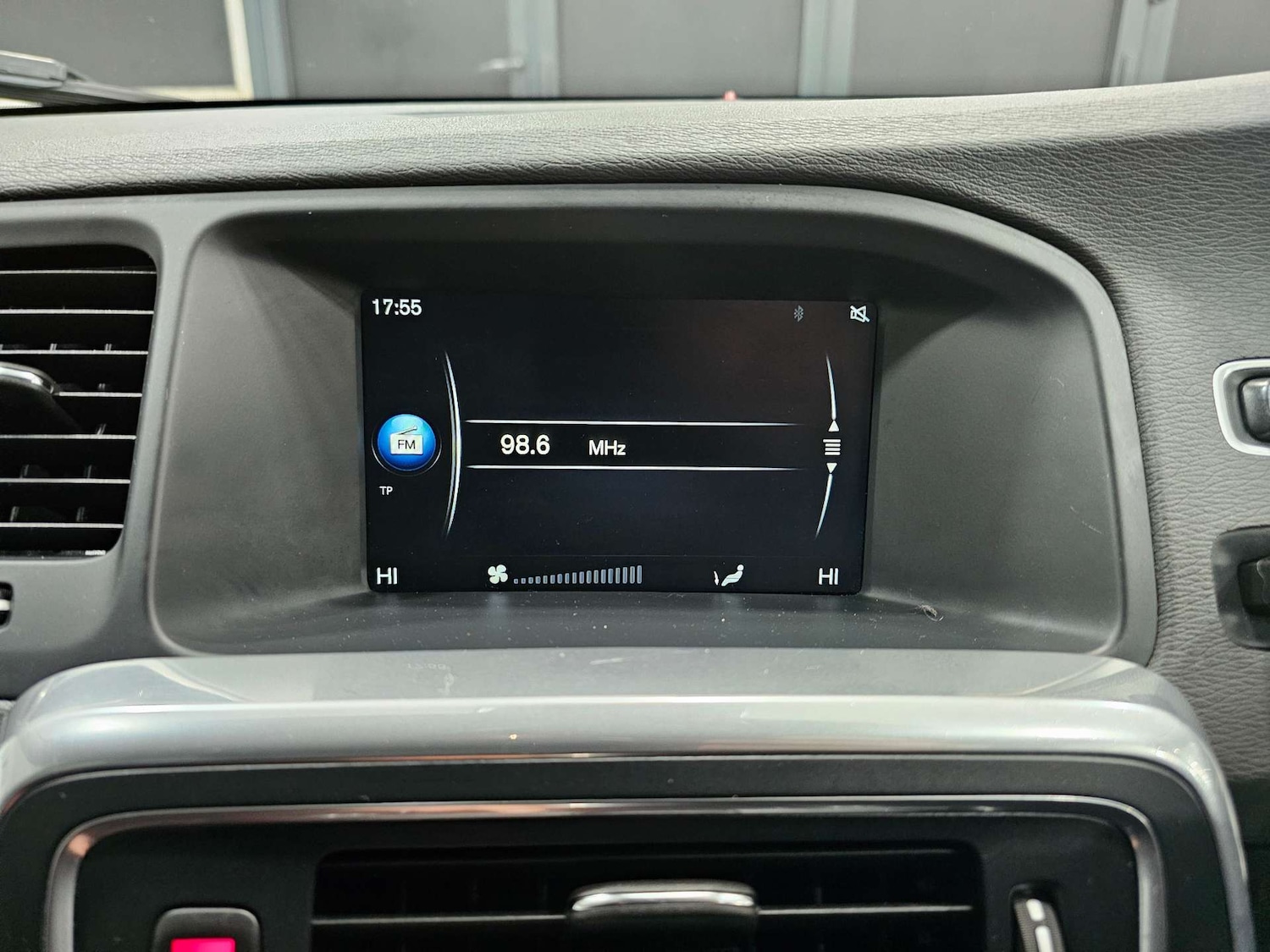 Used Volvo V60 2017 for sale - 76972428: Photo 51