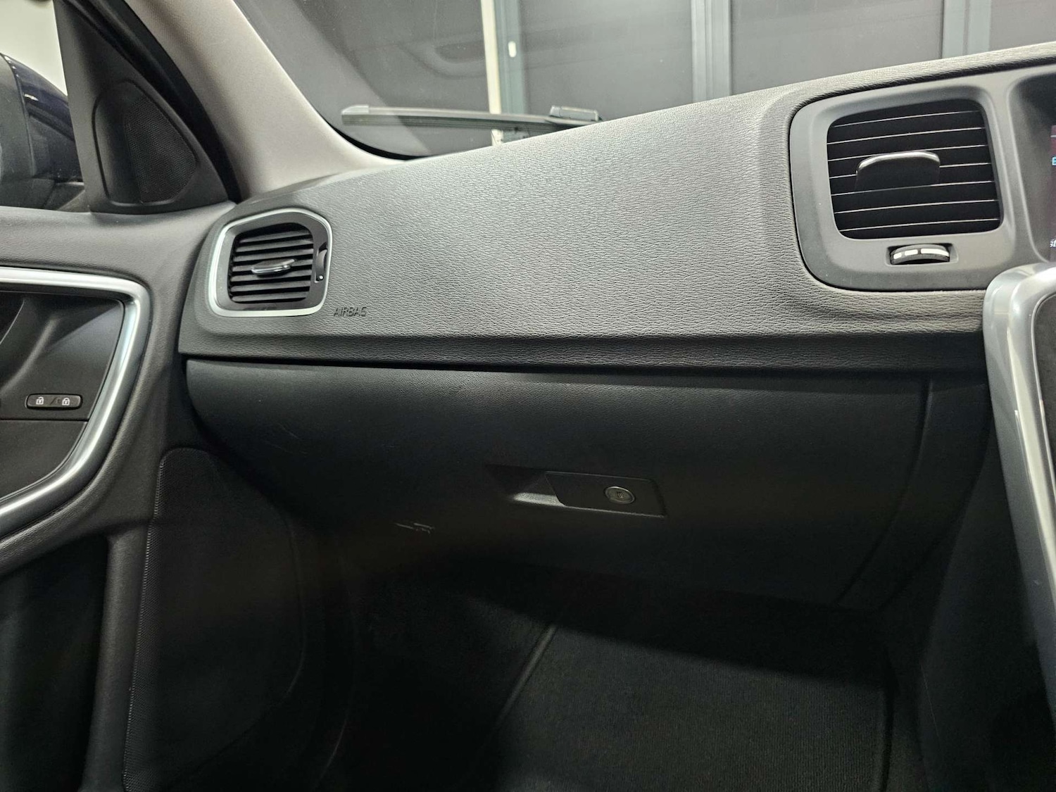 Used Volvo V60 2017 for sale - 76972428: Photo 59