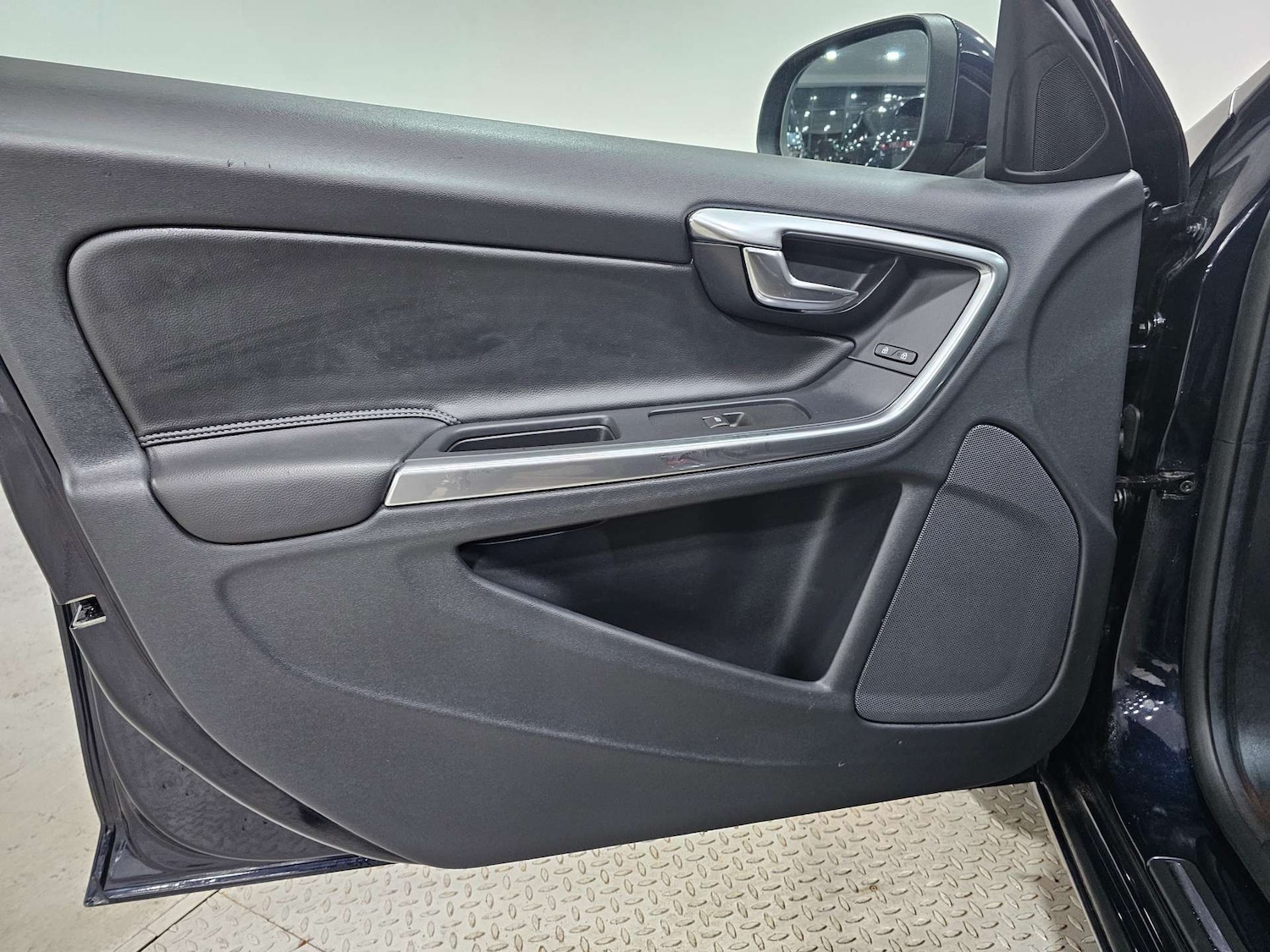 Used Volvo V60 2017 for sale - 76972428: Photo 77