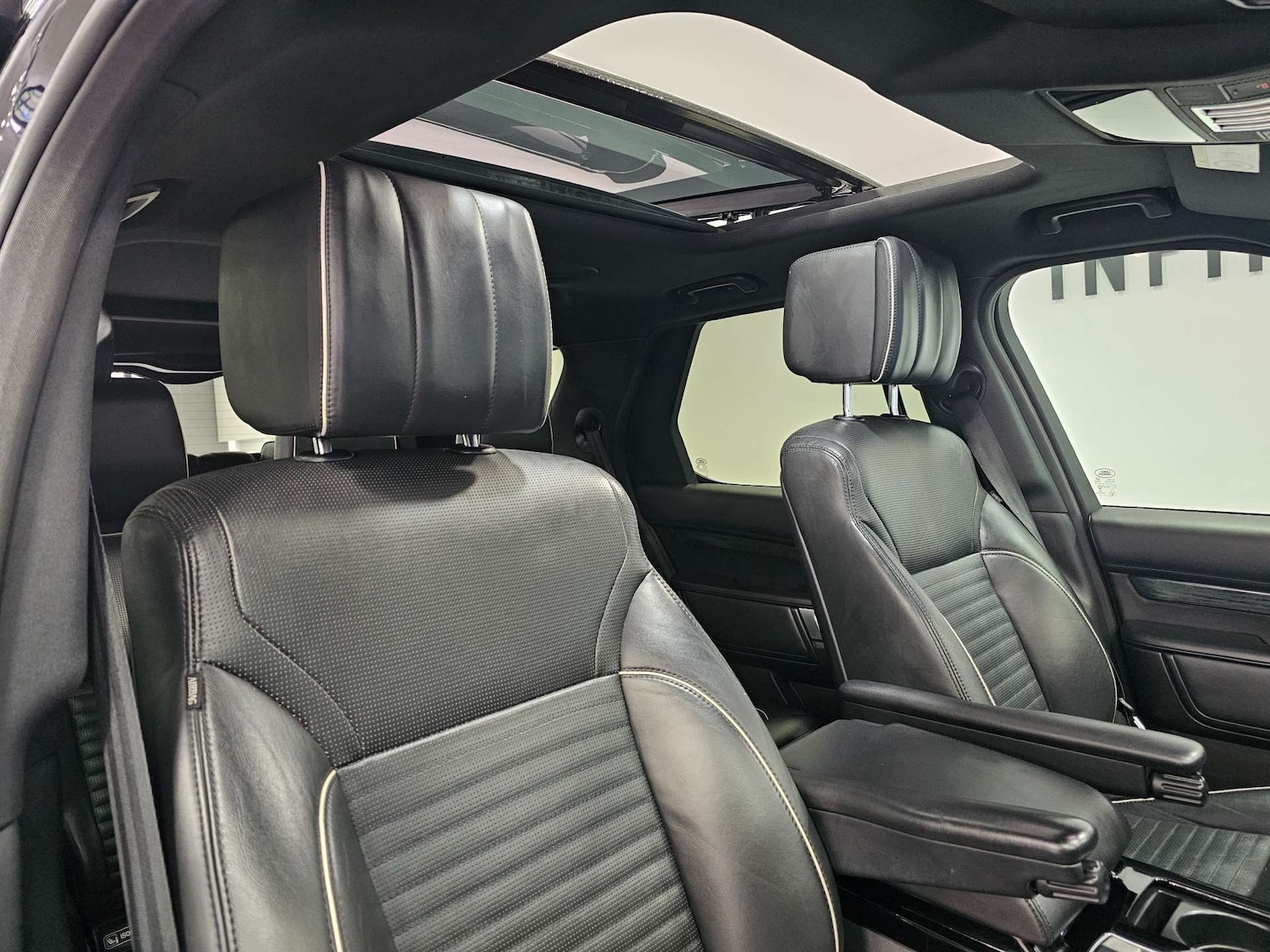 Used Land Rover Discovery 2017 for sale - 78097408: Photo 2