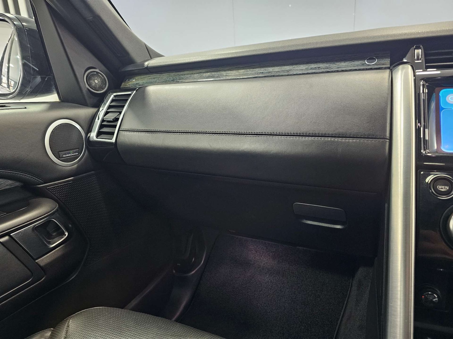 Used Land Rover Discovery 2017 for sale - 78097408: Photo 76