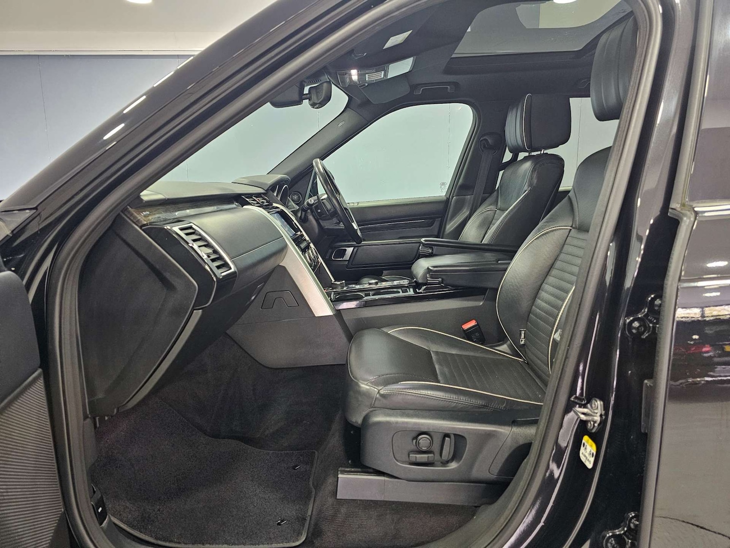 Used Land Rover Discovery 2017 for sale - 78097408: Photo 93