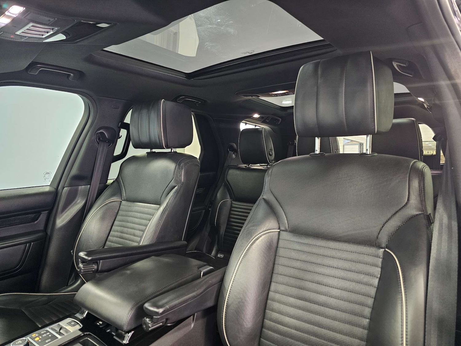 Used Land Rover Discovery 2017 for sale - 78097408: Photo 95