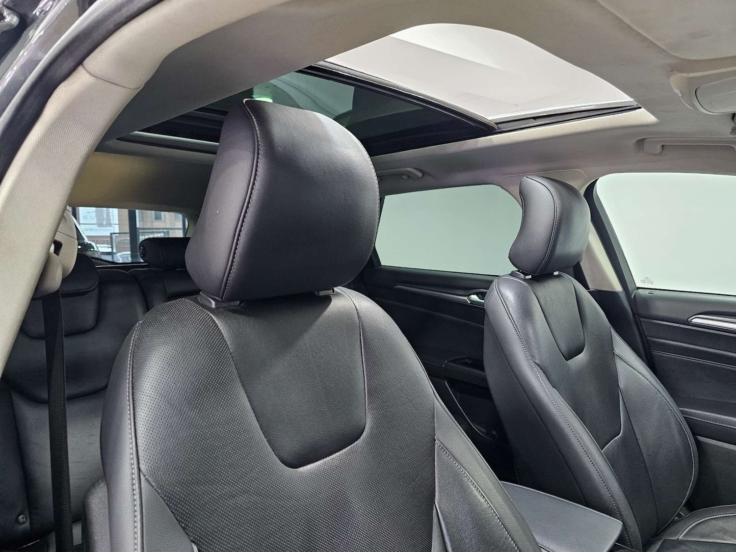 Used Ford Mondeo 2015 for sale - 77022338: Photo 2